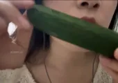 薅一大口香菜 五月份的黄瓜