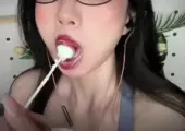 晚安yoyo_4_29草莓棒棒糖蘸酸奶旋转嘬嘶哈