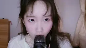 YiDan的窝窝_舔舐麦克风 (图1)