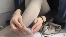 璐璐哄睡屋浅灰蕾丝丝袜摩擦 (图1)