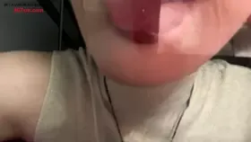 喵喵你好好好_舔亚克力板 (图1)