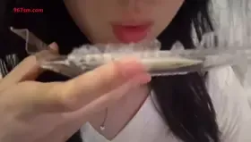 觉觉不困_舔酸奶 (图1)