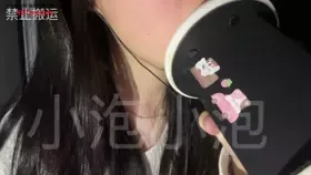 小泡小泡_舔耳_6064544030119695952 (图1)