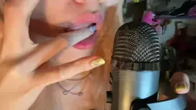 pipi酱睡不醒_超好听舔手指_超好听舔手指 (图1)