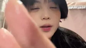 小也睡不醒_舔手指 (图1)
