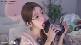 酥酥学姐_金丝眼镜的舔耳 (图1)