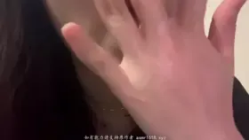 夏栖该睡啦_舔手指和蜂蜜 (图1)