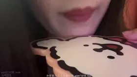 夏栖该睡啦__小狗舔镜子 (图1)