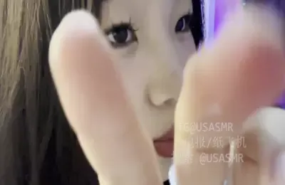 楠楠nn是个胆小鬼_舔耳合集30V_舔手指_一点近距离舔屏 (图1)