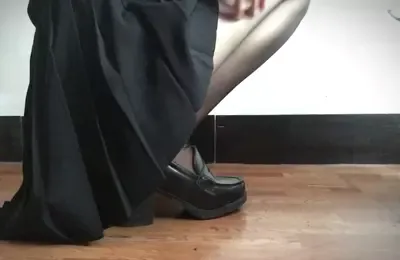 1m8的烤猫猫_0d黑丝制服高跟鞋 (图1)