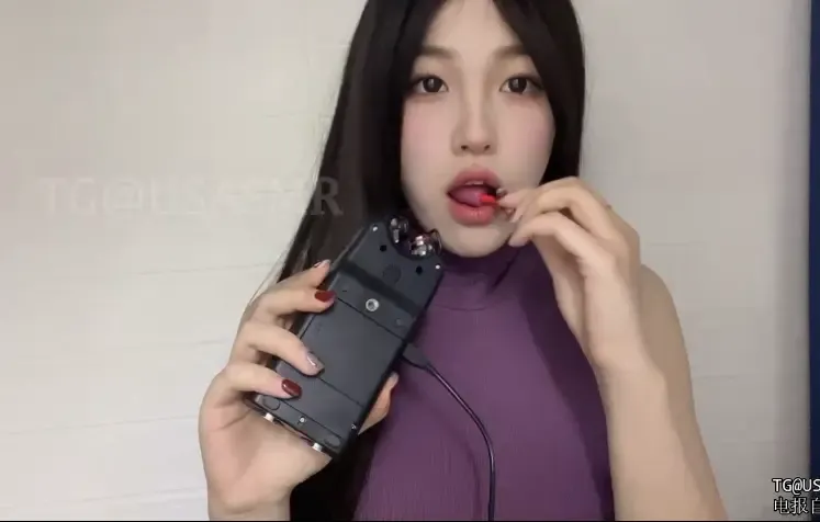 璐璐哄睡屋_清纯御姐揉胸口水画舔耳3-4月合集_紫棒棒~1 (图1)