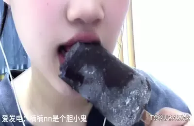楠楠nn是个胆小鬼甜舐雪糕 (图1)