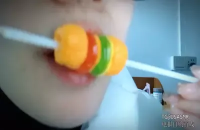 Lia的晚安小屋_舔食棒棒糖 (图1)