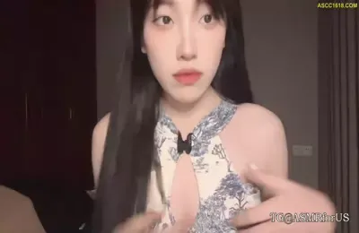 璐璐哄睡屋_白丝搭配青花瓷旗袍 (图1)
