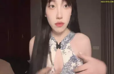璐璐哄睡屋_白丝搭配青花瓷旗袍 (图1)