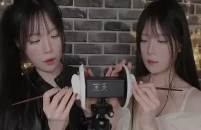 韩国小姐姐 双人掏耳朵 (图1)