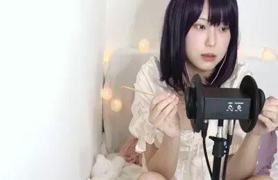 5707_22_10_28【冒頭少し無料】顔出しあり、部屋着で耳舐めと足裏マッサージ1 (图1)