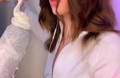 5751_ASMR_LICKING_EATING_WHIPPED_CREAM_АСМР_ЛИКИНГ_ИТИНГ_ВЗБИТЫЕ_СЛИВКИ (图1)
