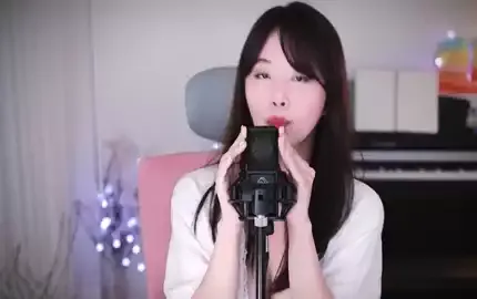 Lipgloss-Application-l-Tapping,Mouth-sounds-ASMR (图1)