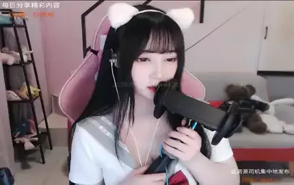 【尤猫醒醒ASMR】制服吃手指舔耳诱惑 (图1)