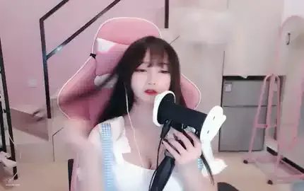 【尤猫醒醒ASMR】呻吟舔耳心跳诱惑 (图1)