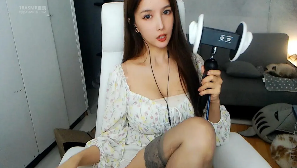 土豪私人定制：斗鱼大艺术嘉carrie露脸啄木鸟实验版福利～舔耳～ASMR～ (图1)