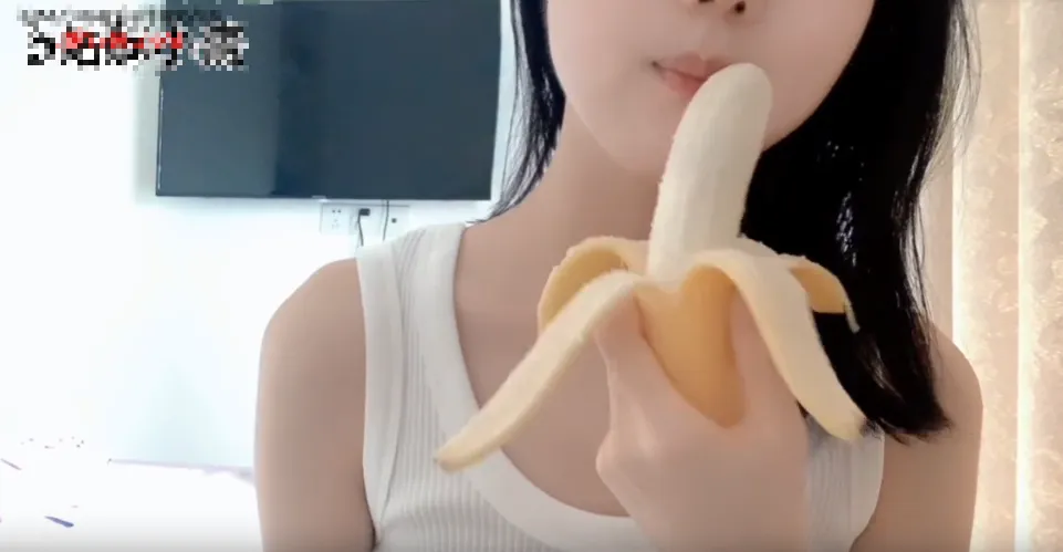 酥小熹 舔香蕉 (图2)